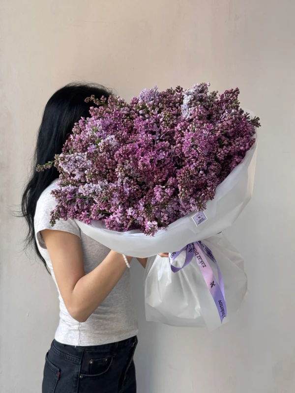 Букет «Lilac Bloom» XL — Букет «Lilac Bloom» XL — сезонный букет из сирени, собранный с акцентом на характерные оттенки и настроение…
